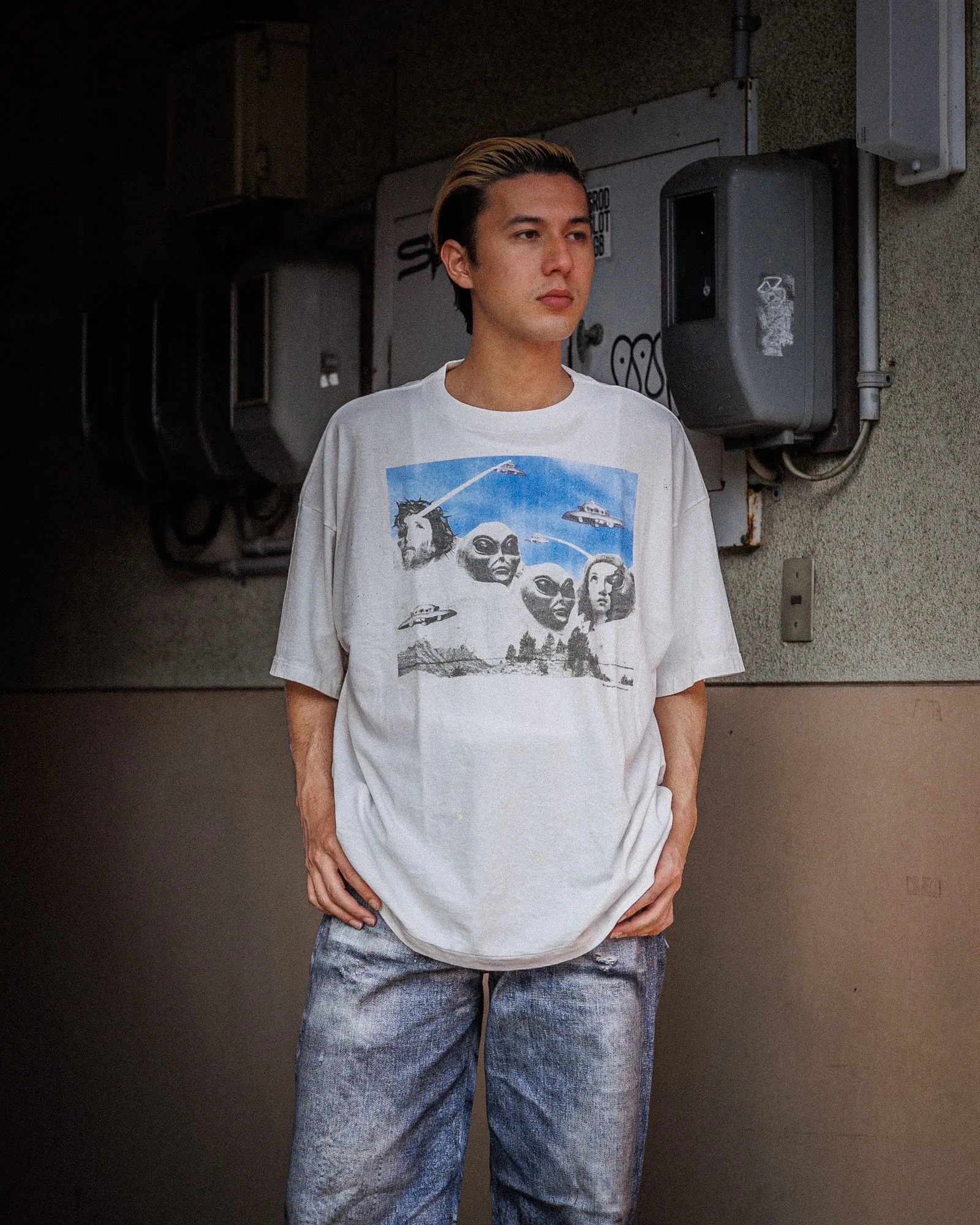 SAINT Mxxxxxx × Sean Wotherspoon SW_SS TEE/KIKI/WHT Alien Crisis/Alien President Mountain TEE Off-White S-XL Super Handsome Co-branded Alien Print Design Correct Version Customized SW Co-branded Accessories Cylindrical Seamless High Weight Fabric Enzyme Heavy Wash Water Distress Handmade Garment Graffiti Splashing Ink